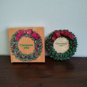 Vintage 1983 Avon Christmas Ornament Picture Frame Wreath In Box